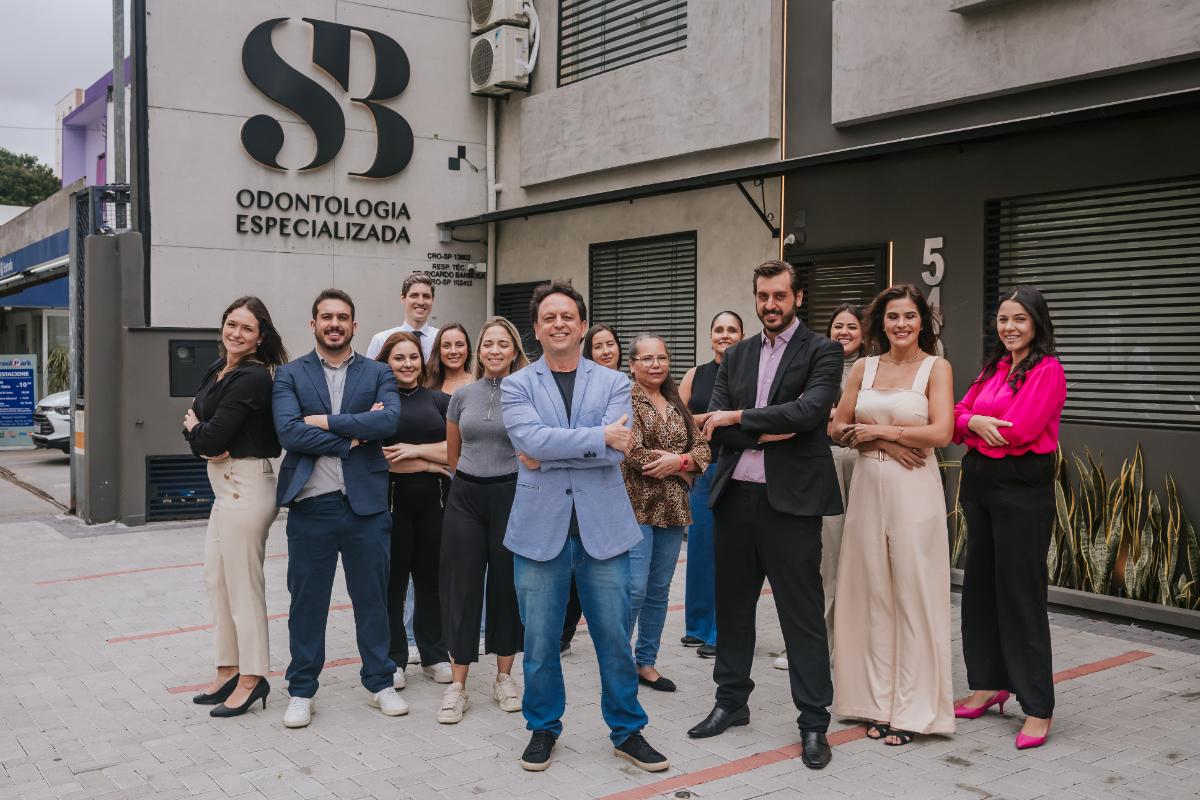 Equipe atual da SB Odontologia em frente à clínica