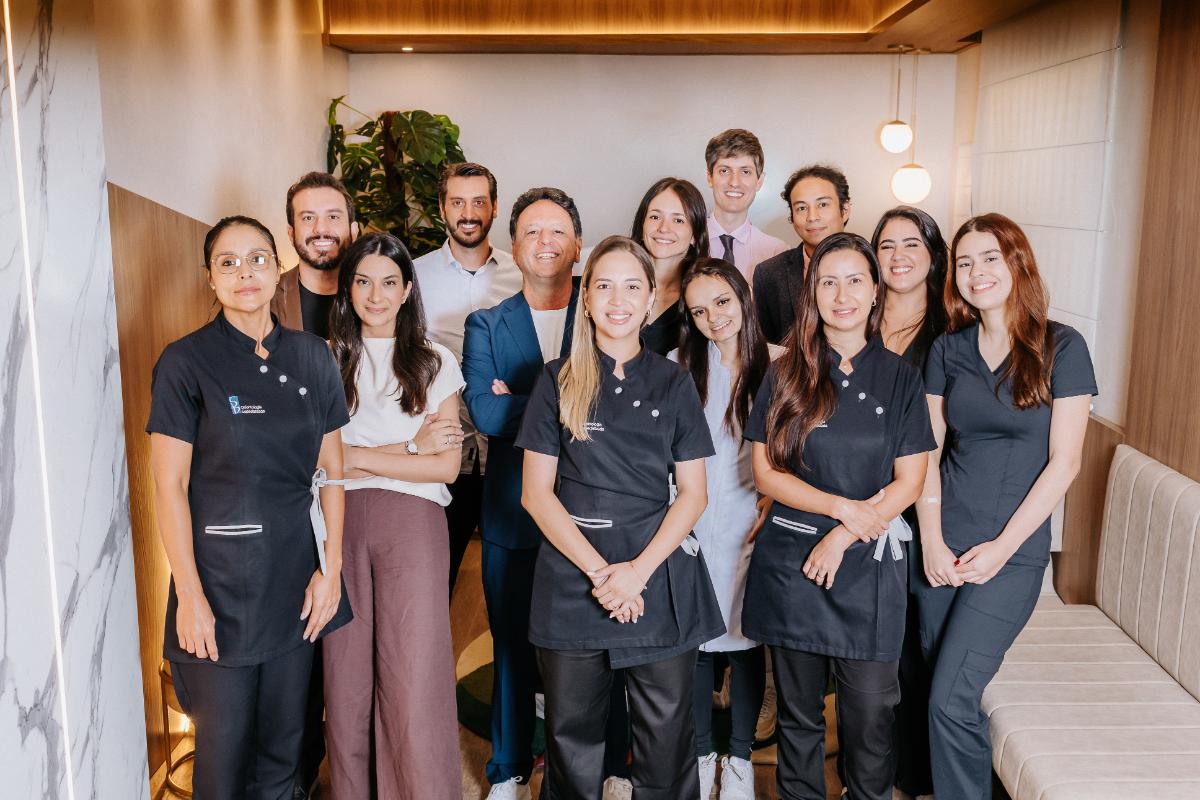 Equipe da SB Odontologia reunida na recepção da clínica