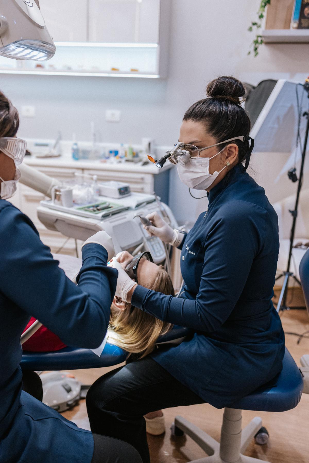 Aplicação de lente de contato dental na SB Odontologia