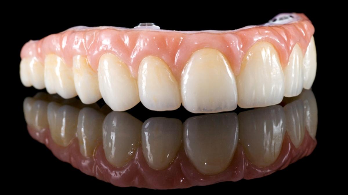 Peça cerâmica finalizada, mostrando forma e translucidez